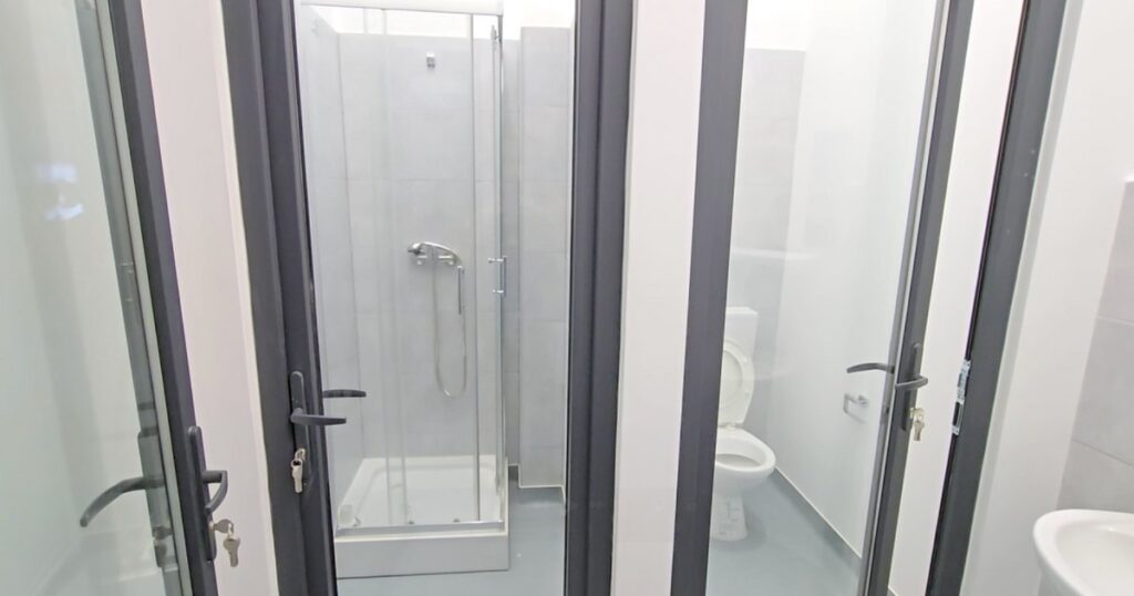 Toalete cu uși transparente și dușuri la vedere într-o piață modernizată din Pașcani. Cu ce nereguli au fost recepționate lucrările