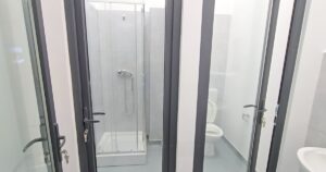Toalete cu uși transparente și dușuri la vedere într-o piață modernizată din Pașcani. Cu ce nereguli au fost recepționate lucrările