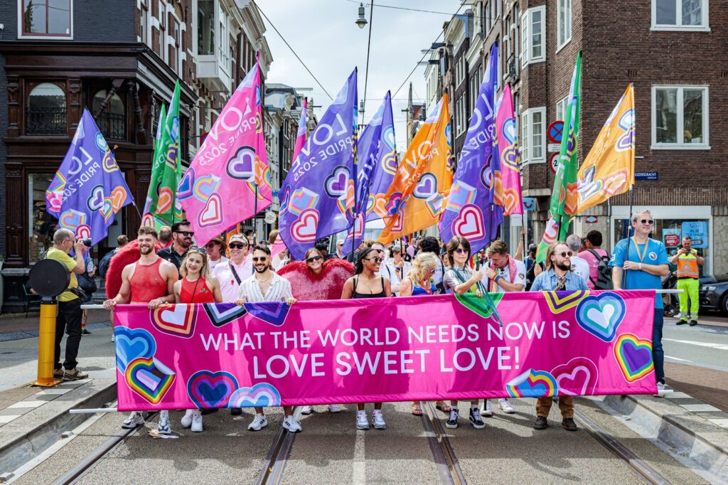 „Make America Gay Again”. Atmosferă festivă și mesaje politice la marșul Pride din Amsterdam