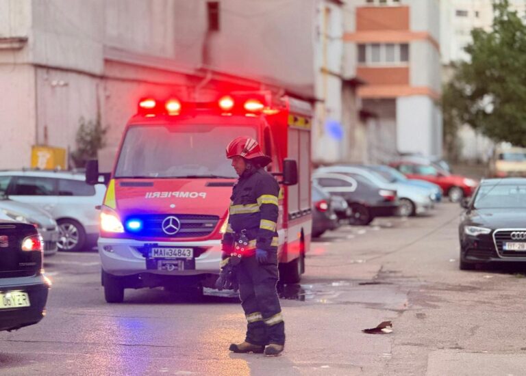 Viituri și copaci căzuți în șase județe din țară. Două persoane salvate de pompieri după ce pârâuri au ieșit din matcă