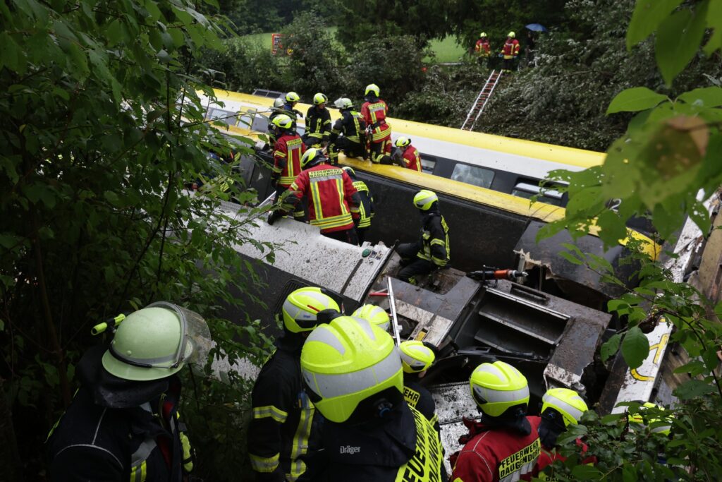 VIDEO Accident feroviar grav în Germania. Mai mulți morți și zeci de răniți după ce un tren a deraiat în sud-vestul țării