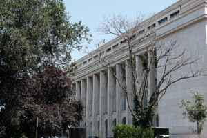 Guvernul pregătește stoparea transferurilor între instituții, înainte de reducerea cu 20% a numărului angajaților din administrația centrală