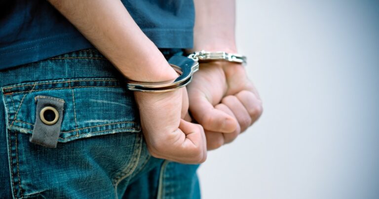 Două persoane au fost arestate după ce au amenințat cu moartea un polițist și un jandarm