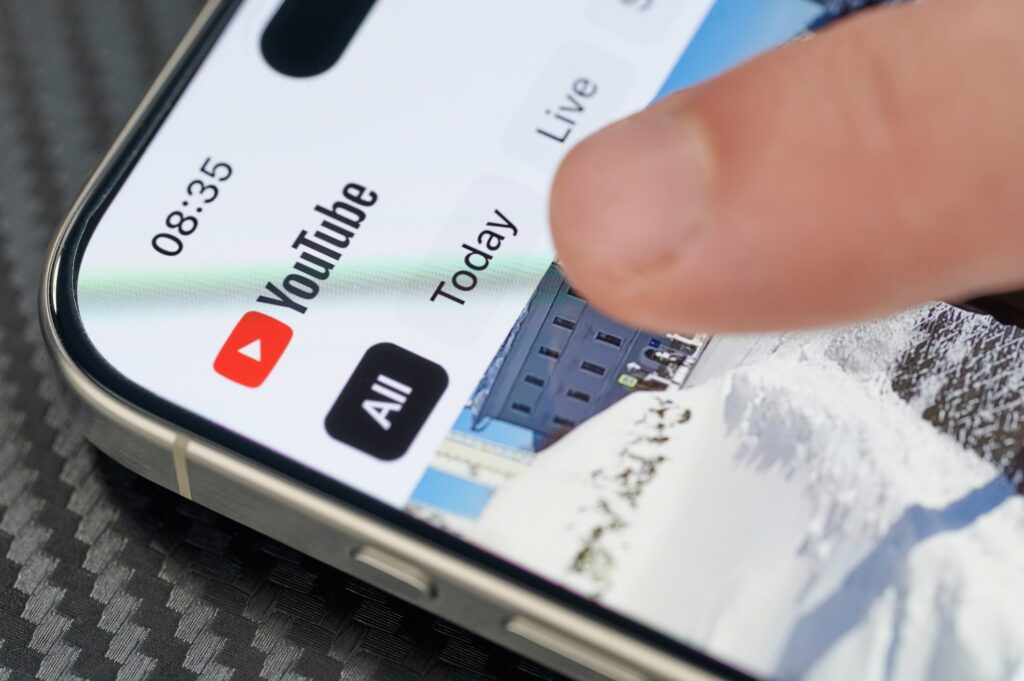 „Un pas important”: Australia devine prima țară din lume care va bloca accesul tinerilor la YouTube