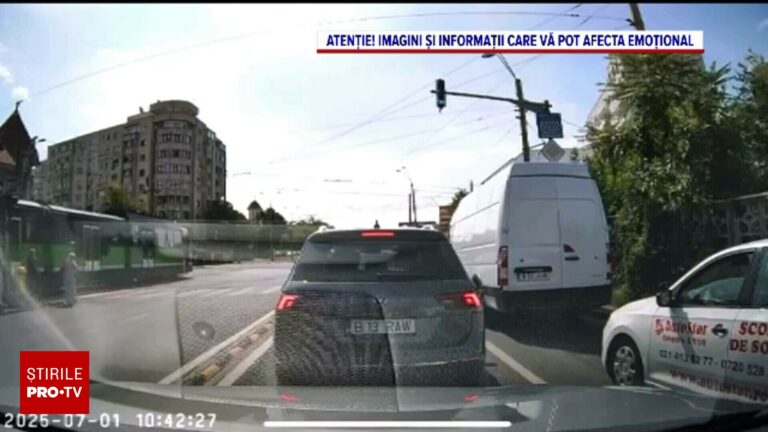 VIDEO cu momentul în care un tramvai și un autobuz s-au ciocnit în București. 11 călători răniți, unul are plăgi tăiate