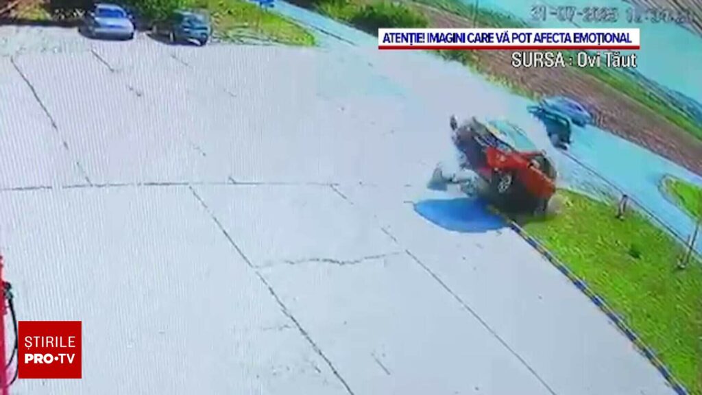 Mașină răsturnată în curtea unei benzinării din Bihor, după o manevră riscantă. Momentul a fost filmat