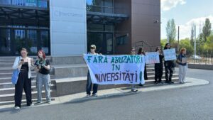 VIDEO „Mă simt rușinat că merg la o universitate cunoscută pentru abuzuri.” Cine sunt studenții care au protestat la SNSPA / O profesoară s-a alăturat și ea demersului