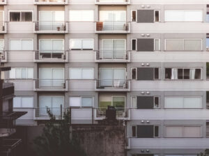 O tânără a supravieţuit după ce a căzut de la etajul nouă al unui bloc lovit de o rachetă rusească. Medicii consideră că a fost miracol