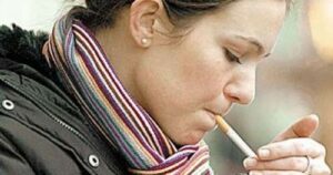 Lăcomia face statul român să-și dea cu stângul în dreptul. Motivul pentru care în România se fumează tot mai multe țigări contrafăcute