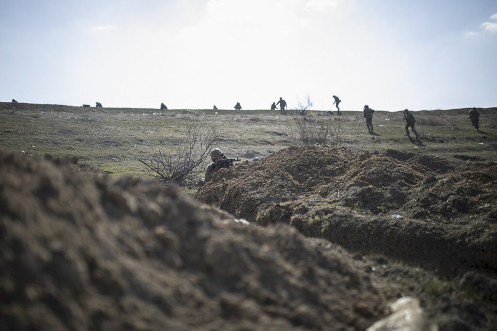 Rușii se regrupează, pregătindu-se pentru un „război insular” intens. Punctul nevralgic identificat de armata ucraineană