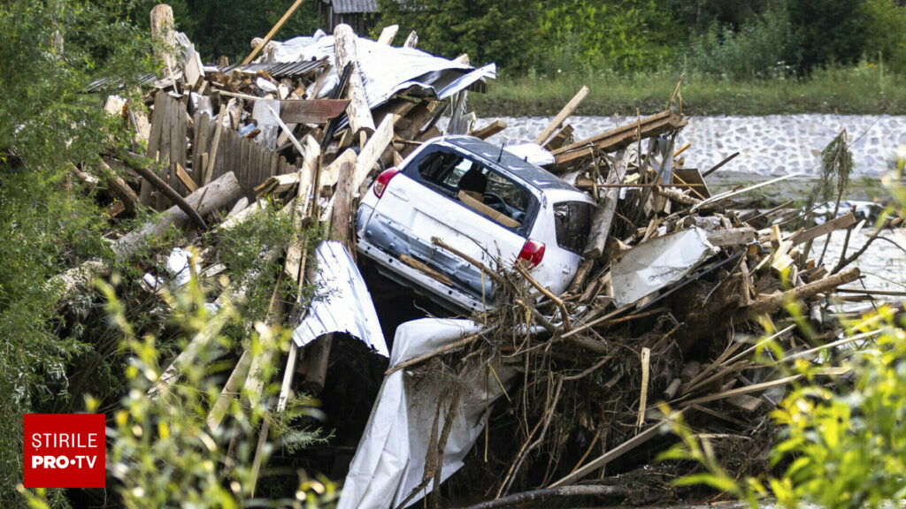Stare de alertă în comuna Borca, județul Neamț, din cauza deșeurilor aduse de viitură. Autoritățile intervin de urgență