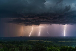 O furtună puternică se îndreaptă spre Marea Britanie. ”Să aveţi haine călduroase, mâncare, apă, combustibil și telefonul încărcat”