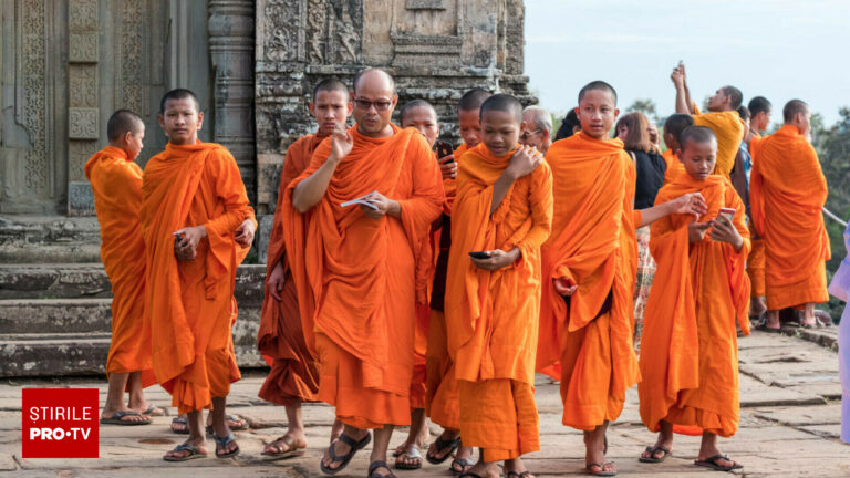 Zeci de călugări au demisionat după ce noul stareț al Templului Shaolin le-a impus să stea mai puțin timp pe telefoane