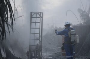 Incendiu la o fabrică de clor din sudul Franței. Locuitorii din zonă, sfătuiți să rămână în case