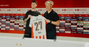 Gafa făcută de Dennis Man în momentul prezentării la PSV Eindhoven. Internaționalul și-a omis înaintașii