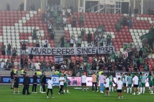 Scandal politic declanșat de un banner afișat la meciul dintre Maccabi Haifa și Rakow: „Criminali din 1939”