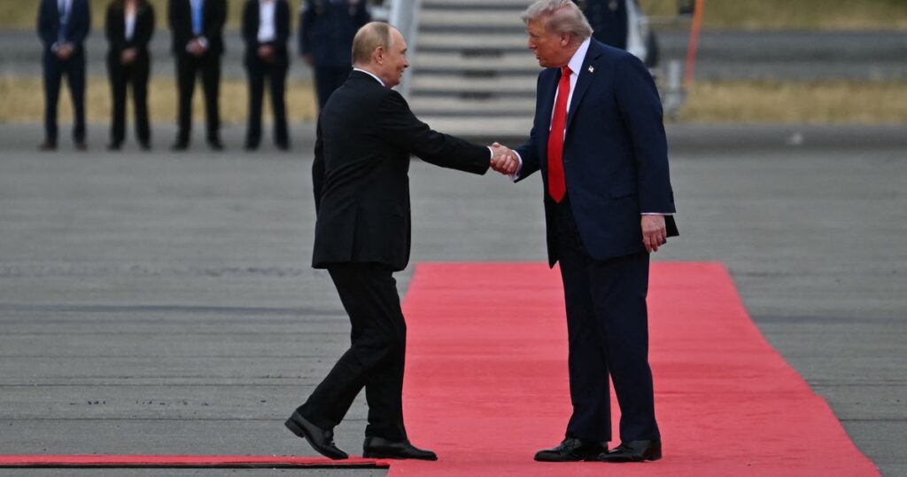 Moscova jubilează, Occidentul se revoltă: „Trump întinde covorul roșu pentru un criminal de război. Pe pământ american”