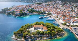 Final de sezon estival 2025: Șase din zece români au ales vacanțe accesibile aproape de casă