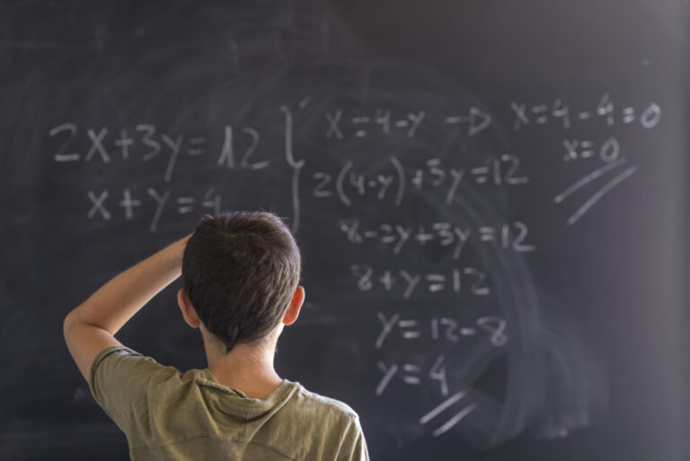 Ministerul Educației comasează școli, dar tace mâlc la problemele reale din învățământ