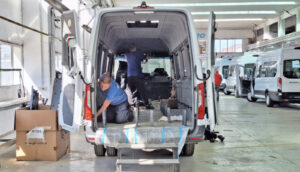 Scandalul microbuzelor electrice la preț dublu, contrazis din toate părțile. Confuzie între cele cu 8 locuri și cele cu 16, dar și la prețurile cu TVA sau fără