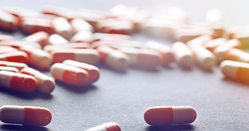 De ce avem farmacii la fiecare colț de stradă? România, pacientul anxios cu geanta plină de pastile