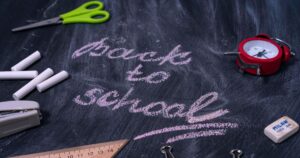 Cât cheltuiesc românii pentru începutul școlii: 2.500 de lei per copil, aproape de media globală ANALIZĂ