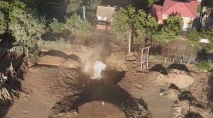 VIDEO Situație periculoasă în Amara. Un crater imens s-a format după ce o pungă de gaze a fost atinsă în timpul unor forări. Locuitorii, avertizați prin Ro-Alert