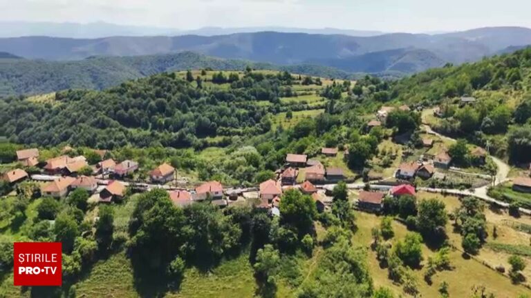 Un colț de rai din România, „uitat” de autorități, atrage turiști din toată lumea. Tradițiile încă dau viață locului