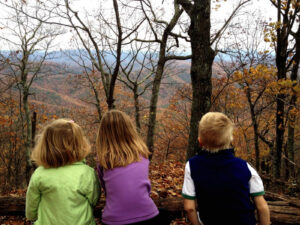 „Copiii cu dublă identitate” din diaspora. Luiza Dinică Diculescu: „Se rușinează să vorbească limba română pentru că `cineva` s-a străduit foarte mult să își critice țara” / VIDEO