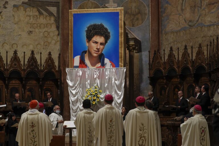 Un adolescent italian va deveni duminică primul sfânt catolic din generația milenialilor. Cine a fost Carlo Acutis, „influencerul lui Dumnezeu”