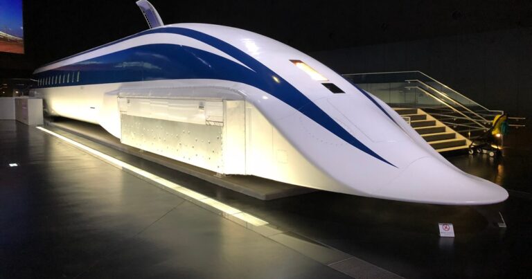 Muți de uimire. Reacția unor jurnaliști japonezi după ce un tren a trecut pe lângă ei cu 500 de km/h