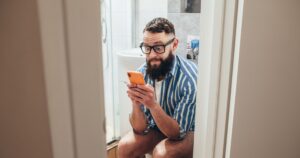 De ce nu ar trebui să folosești telefonul când stai pe toaletă. Avertismentul specialiștilor: „Scurtați timpul petrecut pe WC”