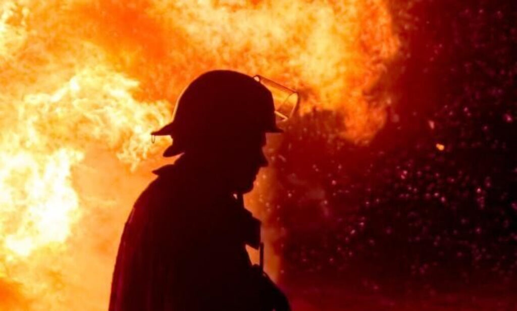 Incendiu în Giurgiu, extins la 11 gospodării. Trei case, afectate