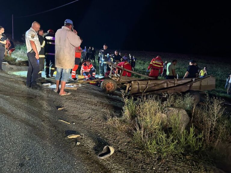 Două persoane și-au pierdut viața și trei au fost rănite, între care o tânără însărcinată, după ce o autoutilitară s-a ciocnit cu o căruță în județul Iași