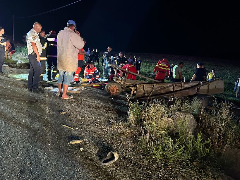Două persoane și-au pierdut viața și trei au fost rănite, între care o tânără însărcinată, după ce o autoutilitară s-a ciocnit cu o căruță în județul Iași