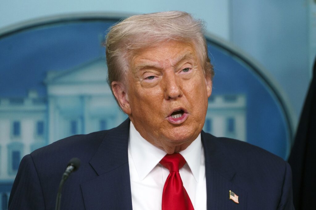 Trump, criticat dur de un guvernator după ce „a amenințat că va intra în război cu un oraș american”