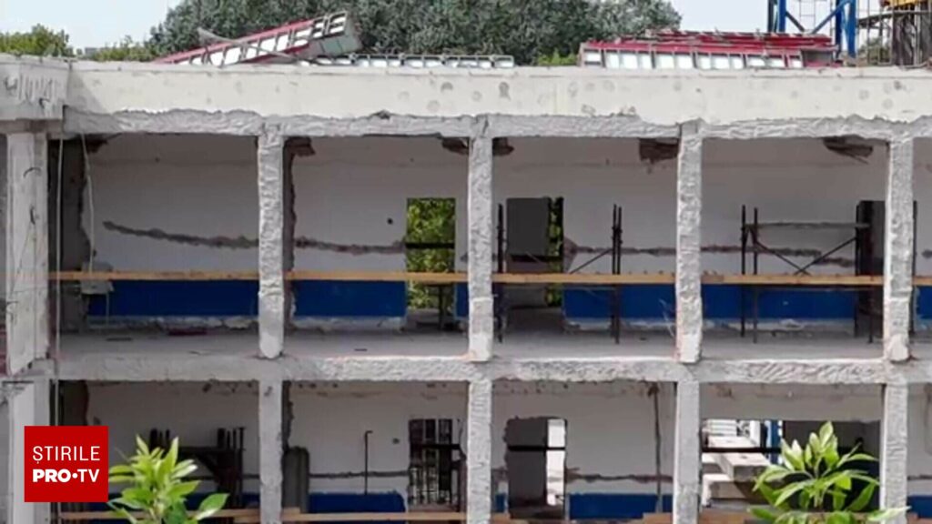 Cea mai mare școală din țară începe anul cu directori demisionari și clase mutate în containere. Părinte: Suntem puși la zid