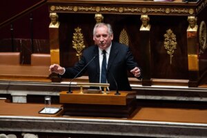 BREAKING – A căzut Guvernul în Franța: criza politică explodează în curtea președintelui Emmanuel Macron