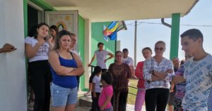 Comasarea școlilor în Olt: elevi de 7 ani puși pe drumuri lungi pentru a învăța. „Și de aici au ieșit oameni mari, să știți! Vrem aici”