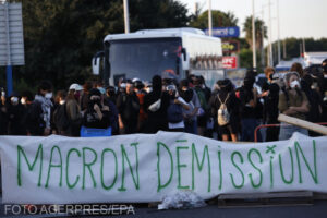 Mișcarea „Blocăm totul” produce haos în Franța: „Macron, demisia!”/ Încăierări cu forțele de ordine, autobuze în flăcări, șosele blocate. Intervine și fondatorul Telegram