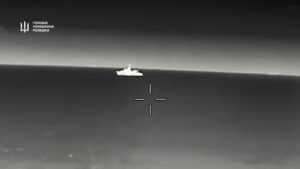 O rară navă de război rusă care patrula în Marea Neagră, lovită de o dronă, susține spionajul militar ucrainean și prezintă imagini video