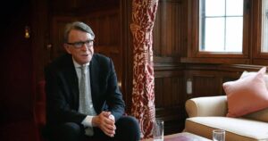 Ambasadorul britanic la Washington, demis cu scandal chiar înaintea vizitei lui Trump. Legăturile sale cu Jeffrey Epstein ar putea dinamita relaţiile cu SUA