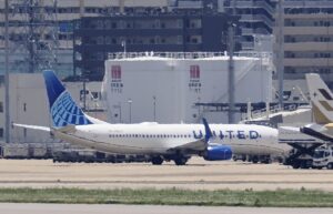 Un avion Boeing 737 a aterizat de urgență în Japonia după ce la bord a fost semnalat un incendiu