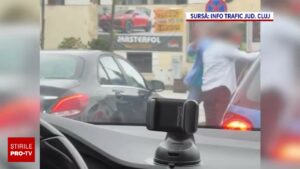 Doi tineri au blocat traficul în centrul Clujului după ce au început să se bată cu pumnii printre mașini