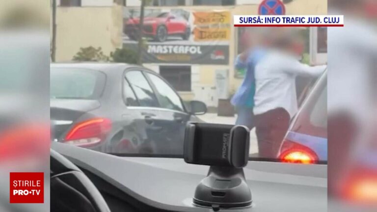 Doi tineri au blocat traficul în centrul Clujului după ce au început să se bată cu pumnii printre mașini
