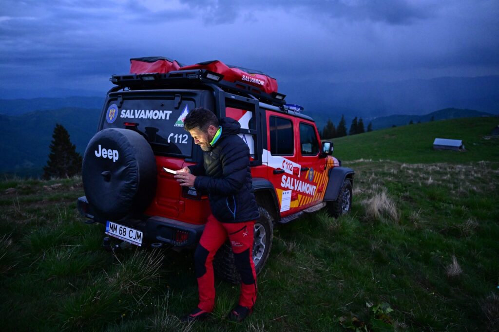 Trei tineri ucraineni care rătăceau de câteva zile prin Munţii Maramureşului au fost recuperaţi de salvamontişti / Greşeala pe care au făcut-o