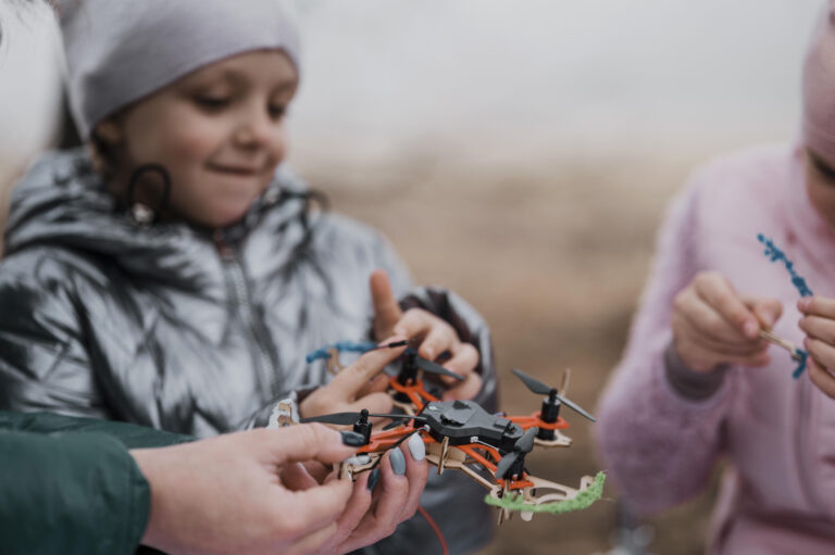 Lituania deschide școli unde copiii învață să opereze drone