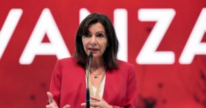 Primarul Parisului a cheltuit zeci de mii de euro pe haine de lux și peste 100.000 de euro pe călătorii. Reacția instituției