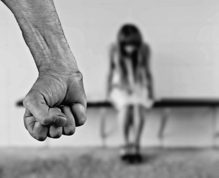 Minoră de 13 ani, violată de un vecin. Bărbatul o invitase să-i dea un pahar cu apă