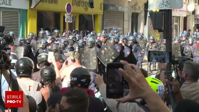 Premierul francez a convocat discuții cu sindicatele, după violențele care au paralizat țara